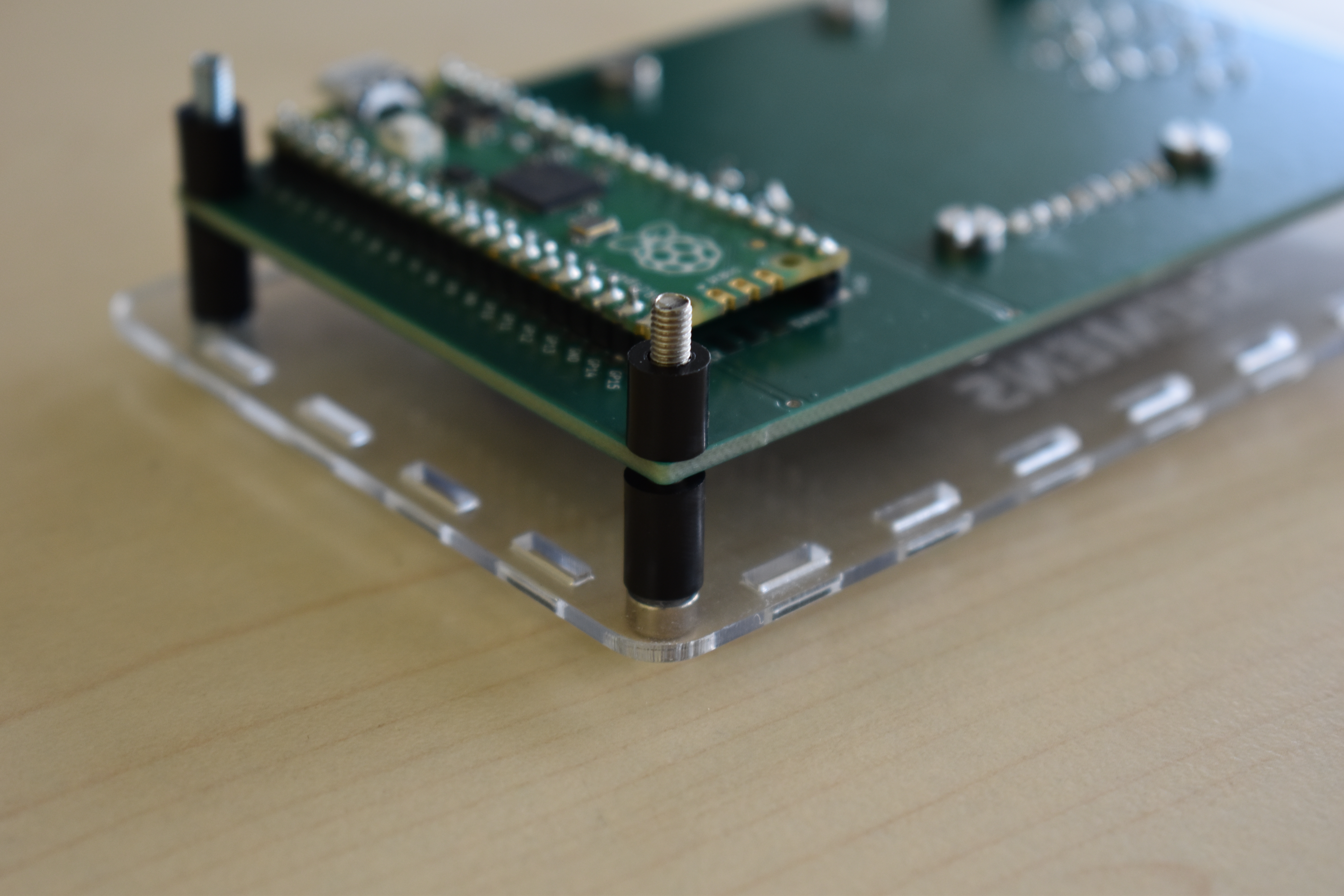 Seitenansicht der Schrauben: Zuerst sind die langen Abstandshalter, dann die Platine und dann die kurzen Abstandshalter aufgesteckt