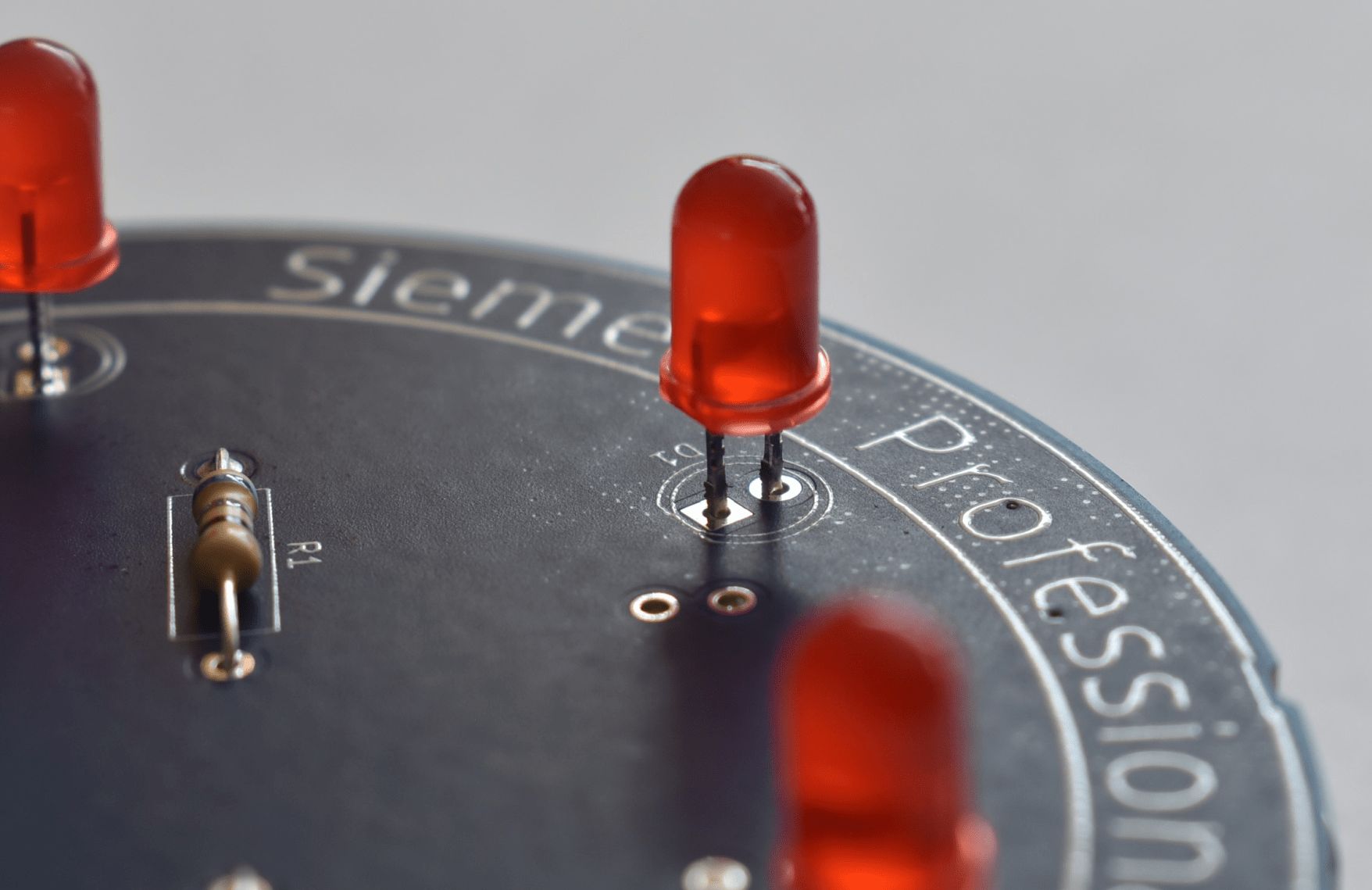 Eine LED ist durch die Platine gesteckt und hat ca. 5 mm Abstand von der Platine.