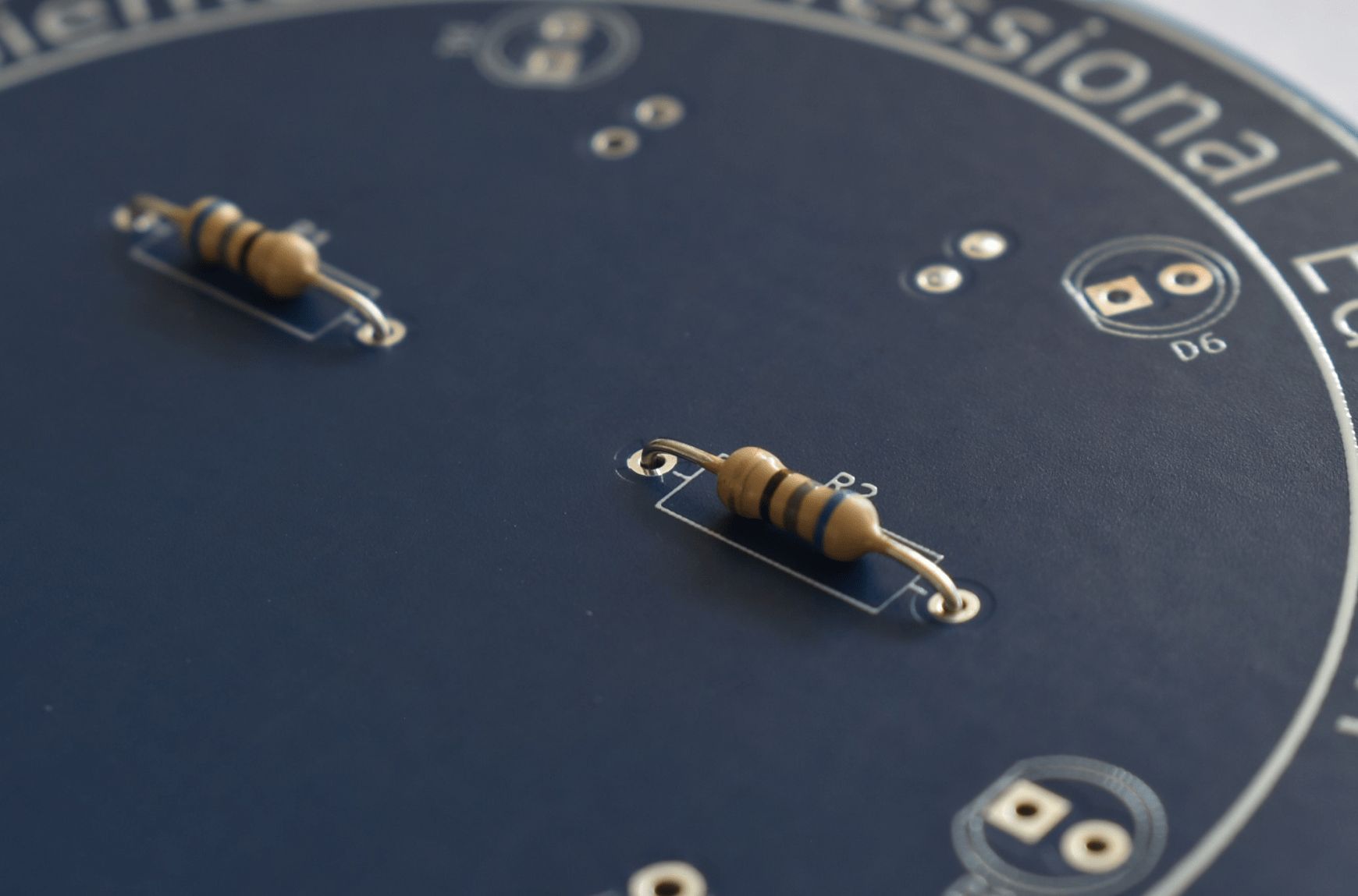 Die Beine der Widerstände sind im rechten Winkel abgeknickt und durch die Platine gesteckt. Der Widerstand liegt auf der Platine auf.