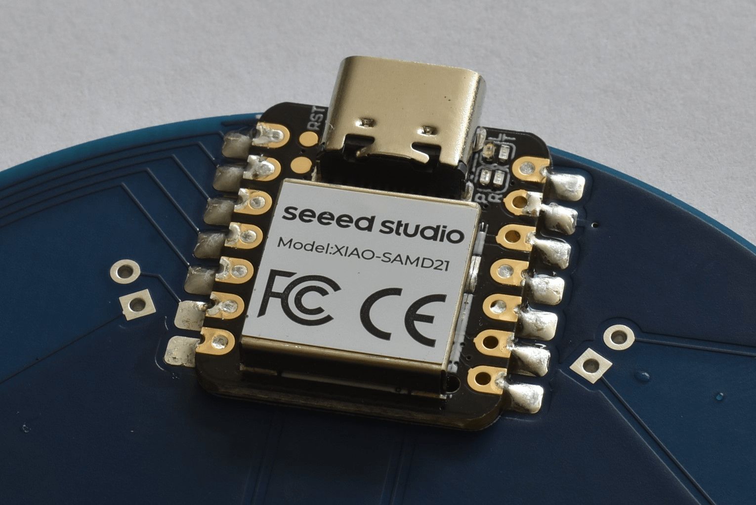 Alle Anschlüsse des Mikrocontrollers sind mit der Platine verlötet